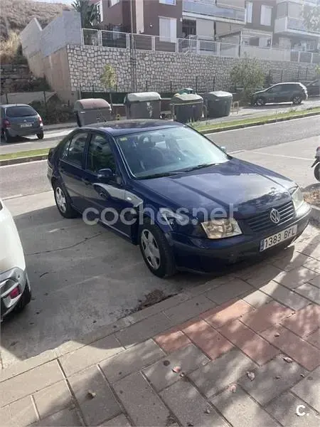 Usado VW Bora Conceptline 102 CV (75 kW) 2002 Azul Berlina