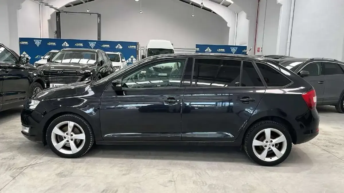 Usado Skoda Rapid Active 110 CV (80 kW) 2015 Negro Utilitario