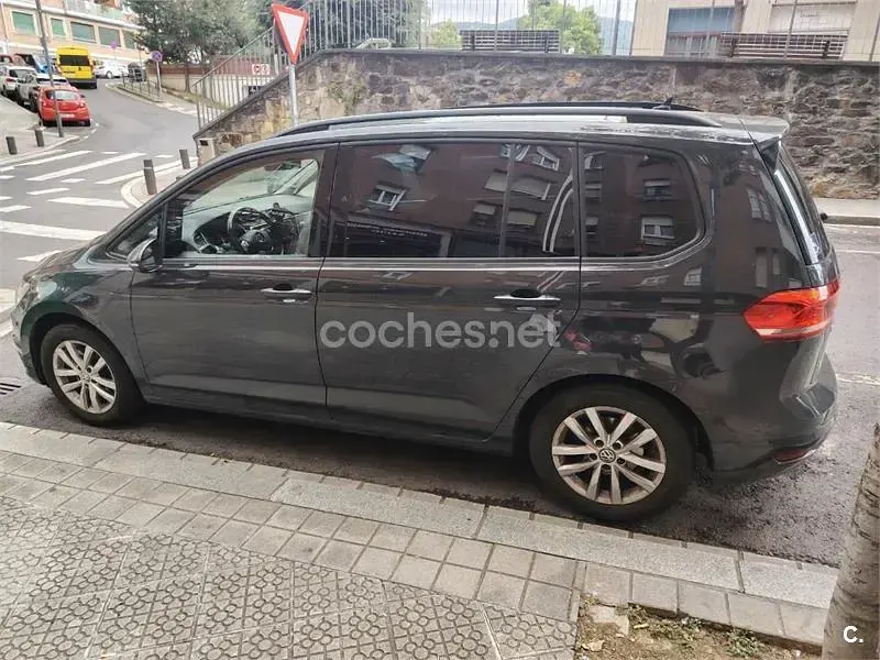 Usado VW Touran Business 110 CV (80 kW) 2016 Gris / plata Monovolumen