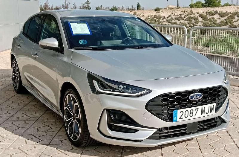 Usado Ford Focus ST-Line X 125 CV (91 kW) 2023 Gris Utilitario