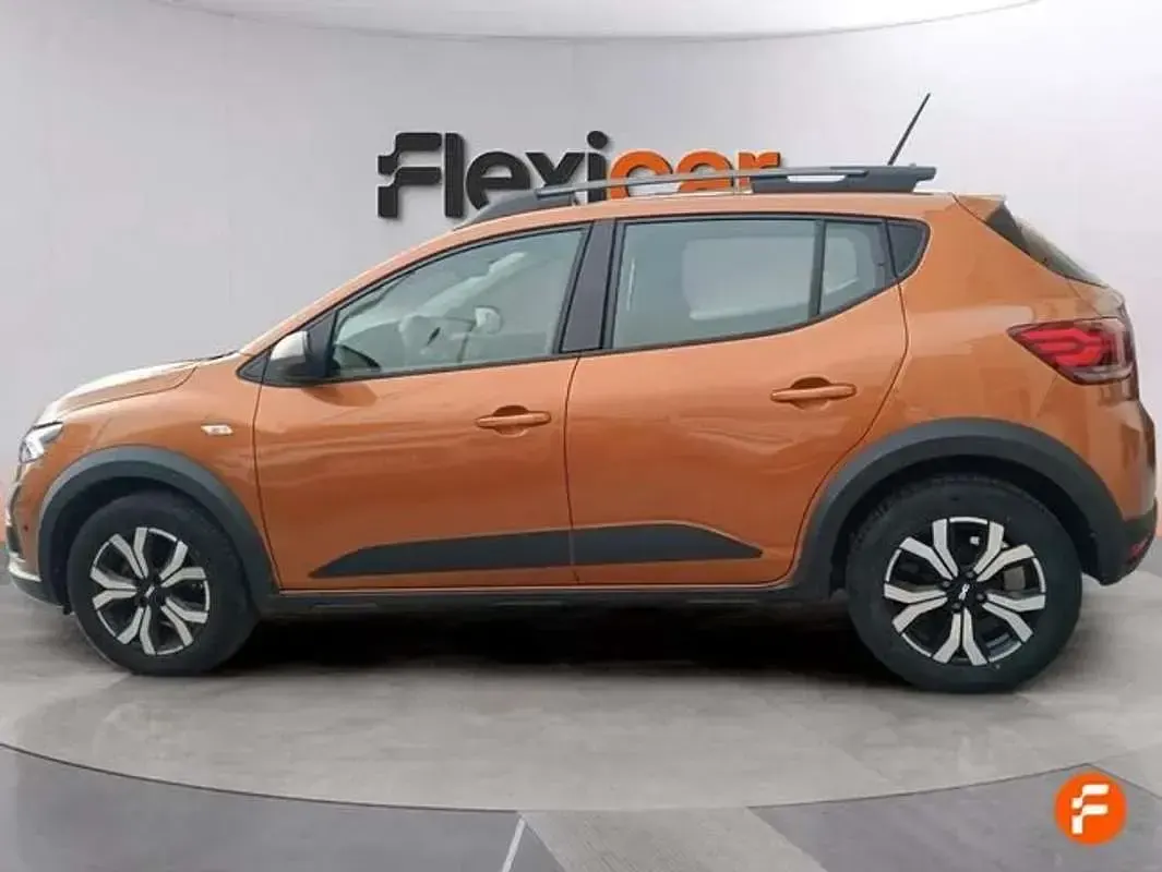 Usado Dacia Sandero Comfort 91 CV (66 kW) 2023 Naranja Utilitario