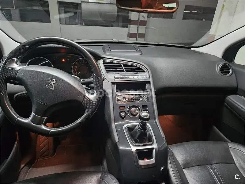 Usado Peugeot 5008 Allure 120 CV (88 kW) 2015 Negro Monovolumen