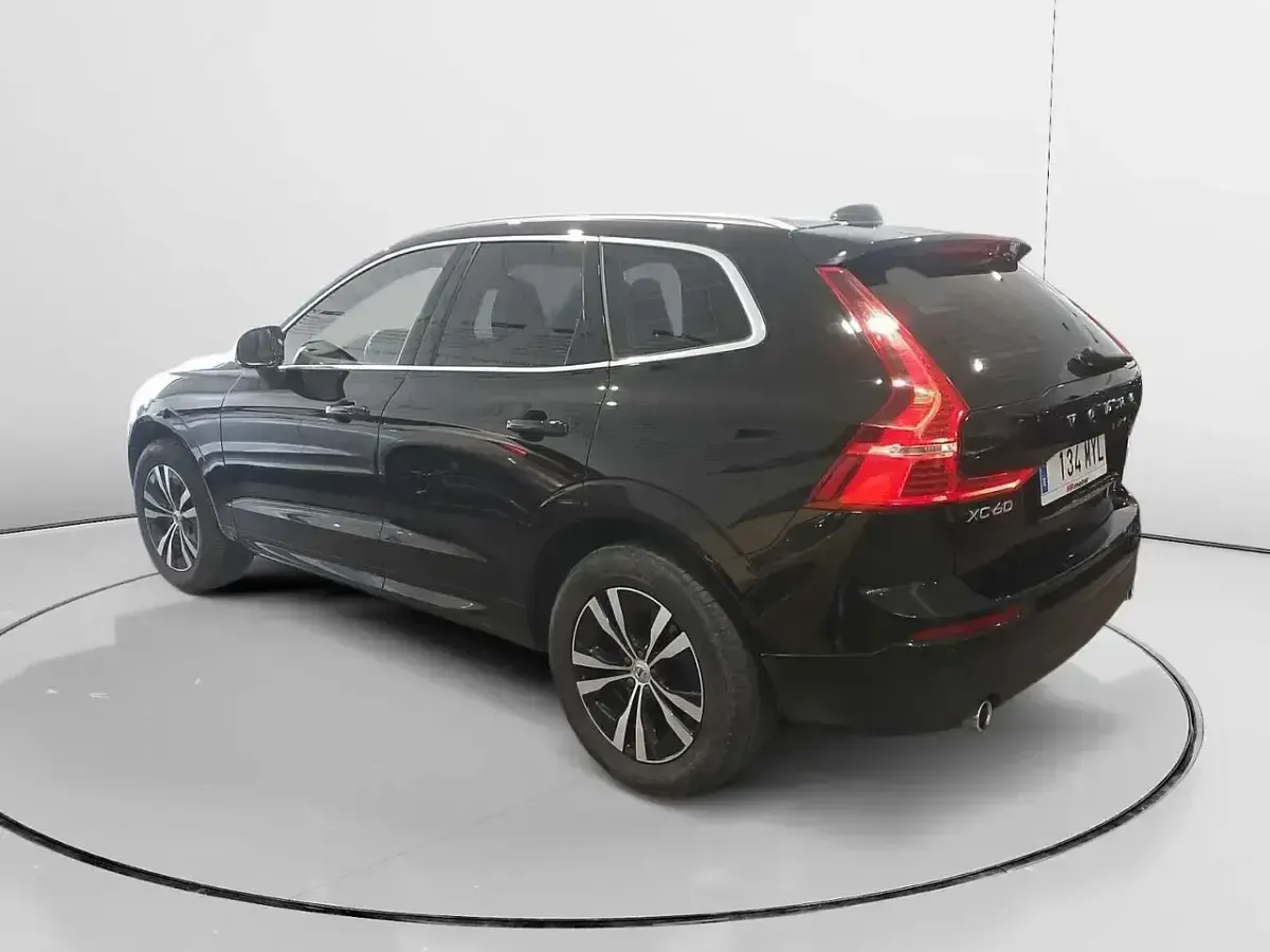Käytetty Volvo XC60 Momentum 190 HP (139 kW) 2020 Musta Katumaasturi