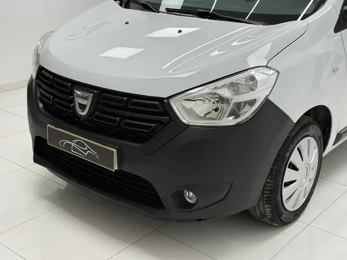 Usado Dacia Dokker Essentiel 95 HP (69 kW) 2021 Branco Monovolume
