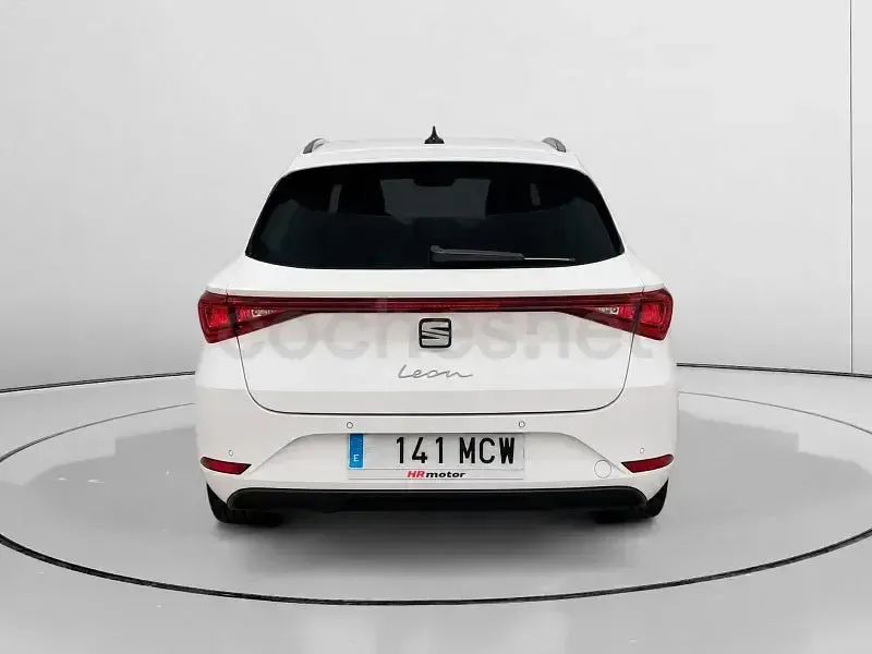 Usado Seat Leon Style 150 CV (110 kW) 2022 Blanco Familiar