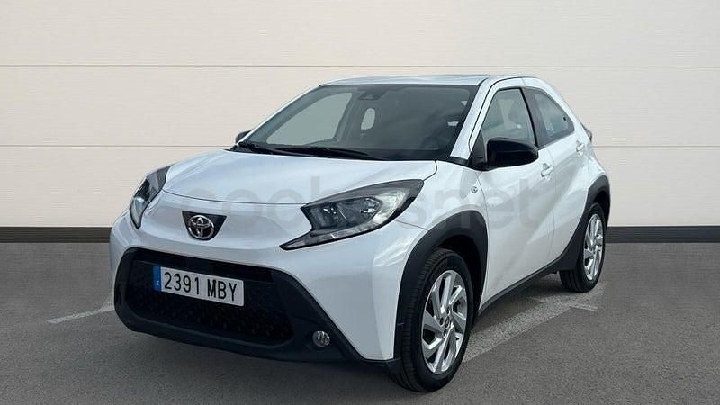 Usado Toyota Aygo X Play 72 CV (52 kW) 2022 Blanco SUV