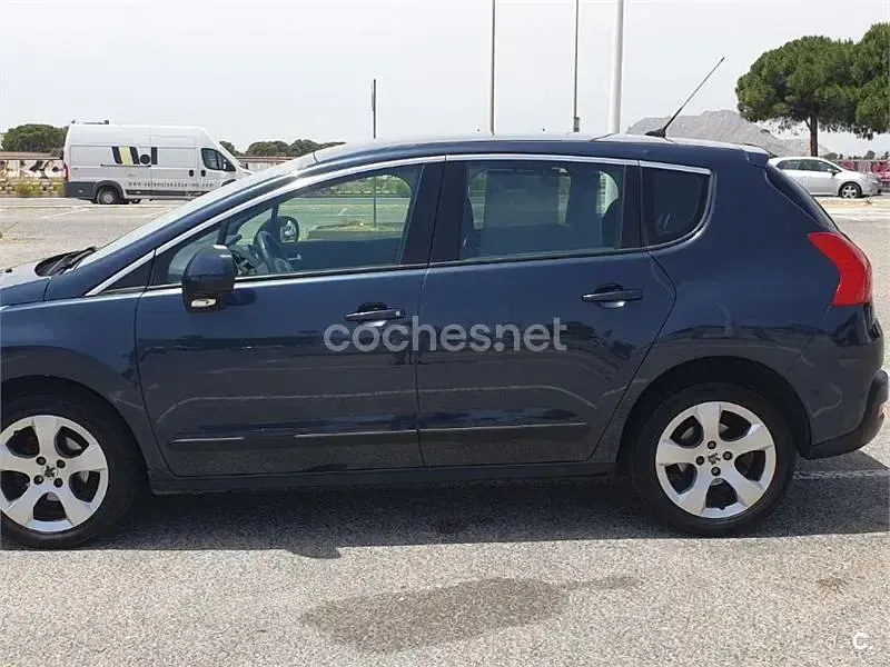 Usado Peugeot 3008 Active 120 CV (88 kW) 2012 Azul Familiar