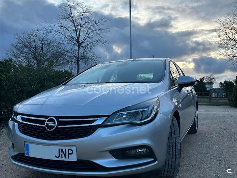 Usado Opel Astra Selective 110 CV (80 kW) 2016 Gris / plata Berlina