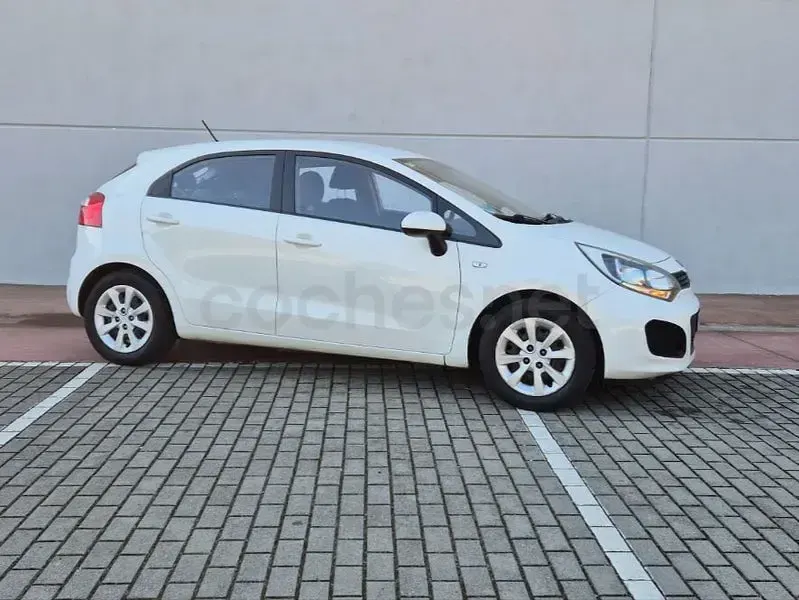Usado Kia Rio 85 CV (62 kW) 2014 Blanco Berlina