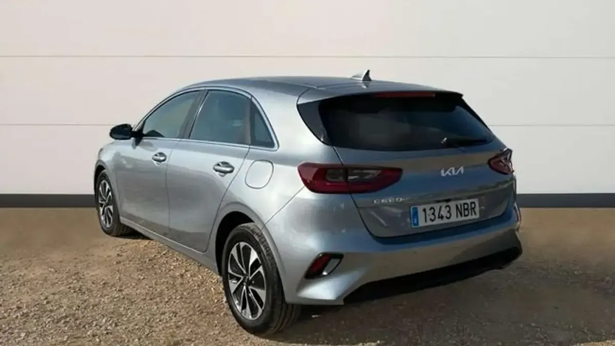 Usado Kia Ceed 101 CV (74 kW) 2025 Plateado Utilitario