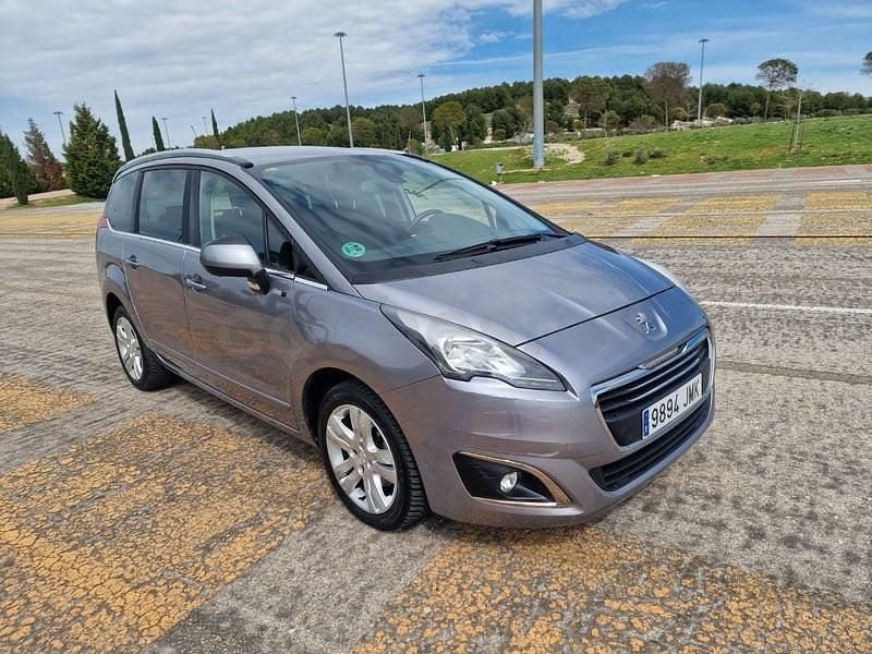 Usado Peugeot 5008 Style 120 CV (88 kW) 2016 Gris / plata Monovolumen