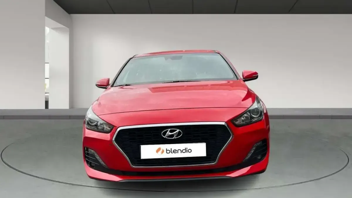 Usado Hyundai i30 120 CV (88 kW) 2019 Rojo Familiar
