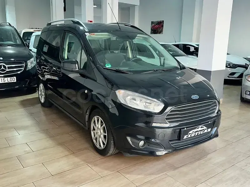 Usado Ford Tourneo Courier Trend 100 CV (73 kW) 2016 Negro Monovolumen
