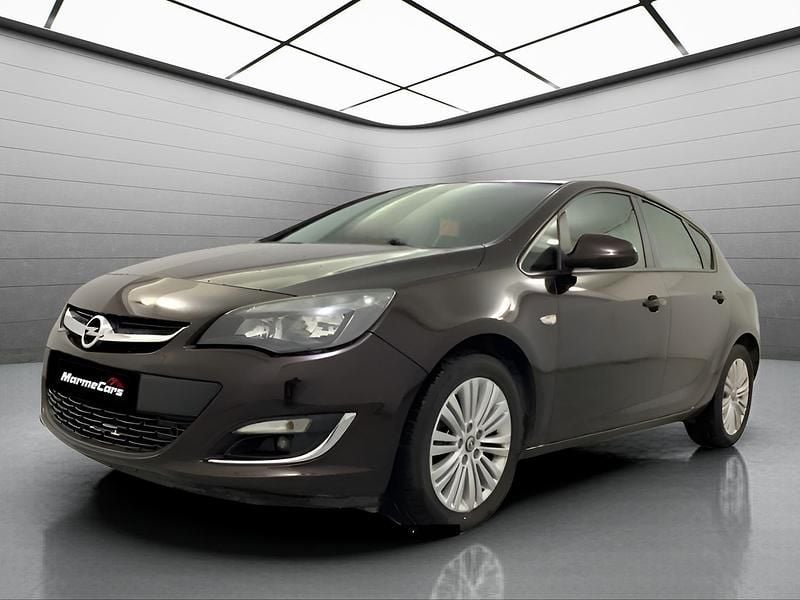 Usado Opel Astra Selective 110 CV (80 kW) 2013 Marrón Utilitario