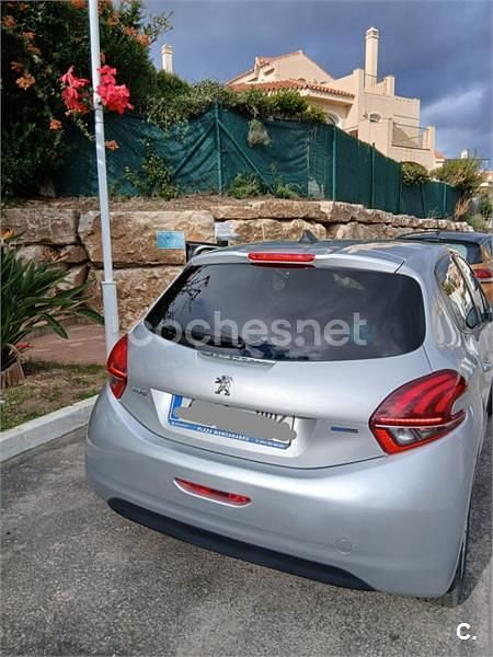Usado Peugeot 208 Style 82 CV (60 kW) 2017 Gris / plata Utilitario