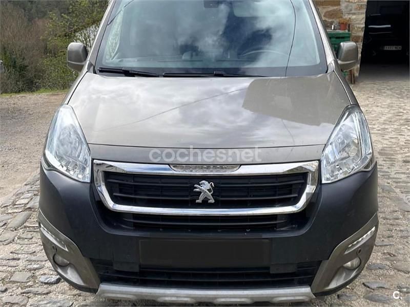 Usado Peugeot Partner Tepee Outdoor 120 CV (88 kW) 2016 Gris / plata Monovolumen