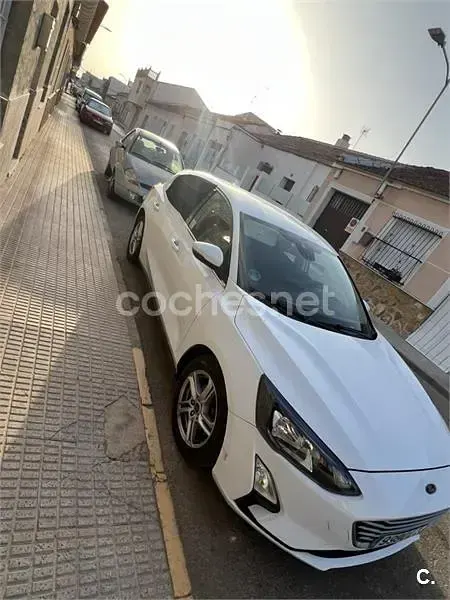 Usado Ford Focus Trend 120 CV (88 kW) 2020 Blanco Berlina