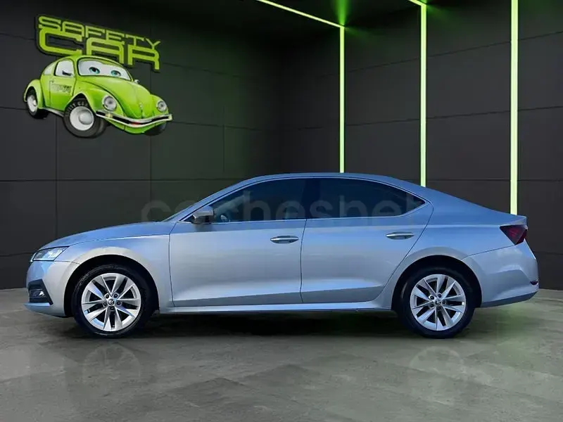 Usado Skoda Octavia Selection 150 CV (110 kW) 2023 Gris / plata Berlina