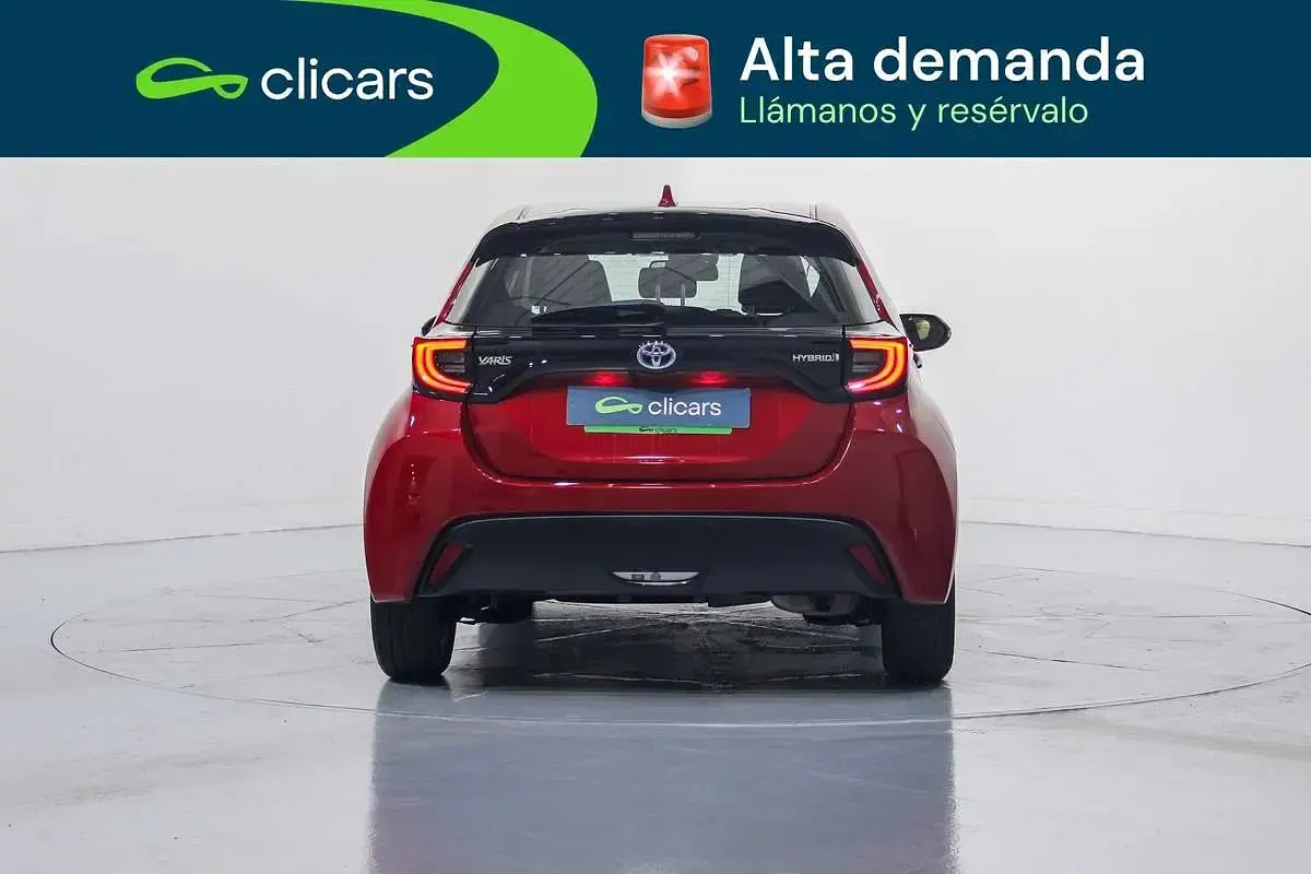 Usado Toyota Yaris Hybrid Active 75 CV (55 kW) 2022 Rojo Berlina