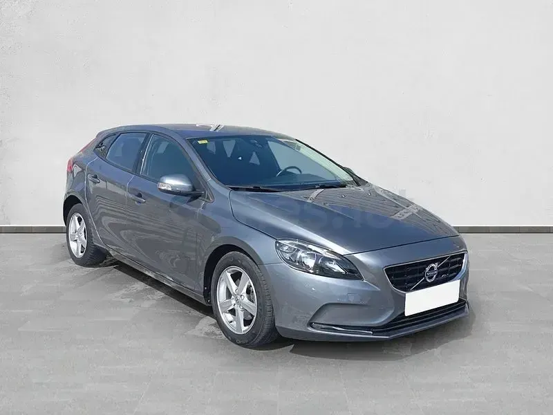 Usado Volvo V40 120 CV (88 kW) 2018 Gris / plata Berlina