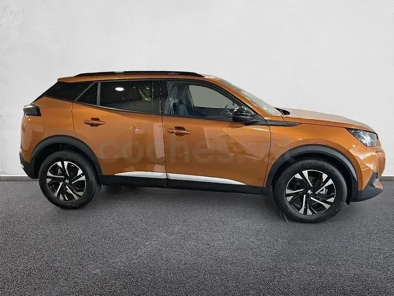 Usado Peugeot 2008 Allure 100 CV (73 kW) 2023 Naranja SUV