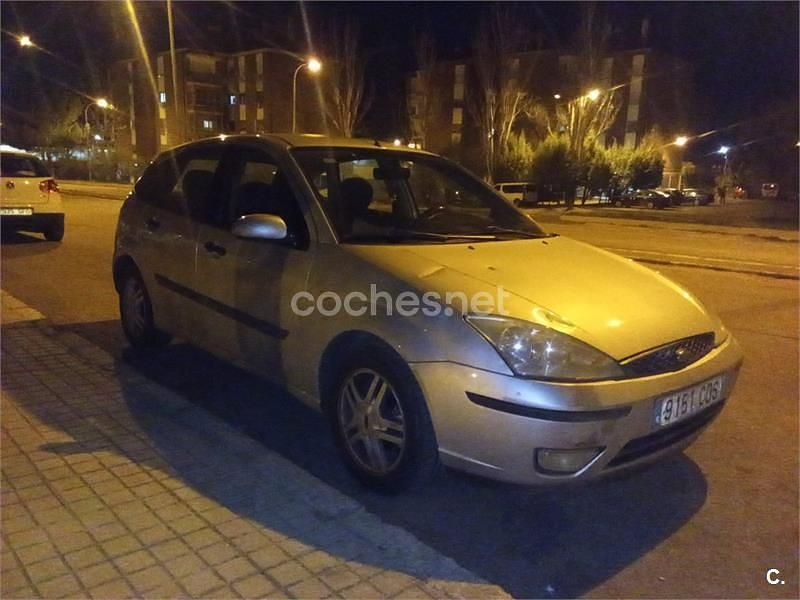 Usado Ford Focus Trend 100 CV (73 kW) 2003 Gris / plata Berlina