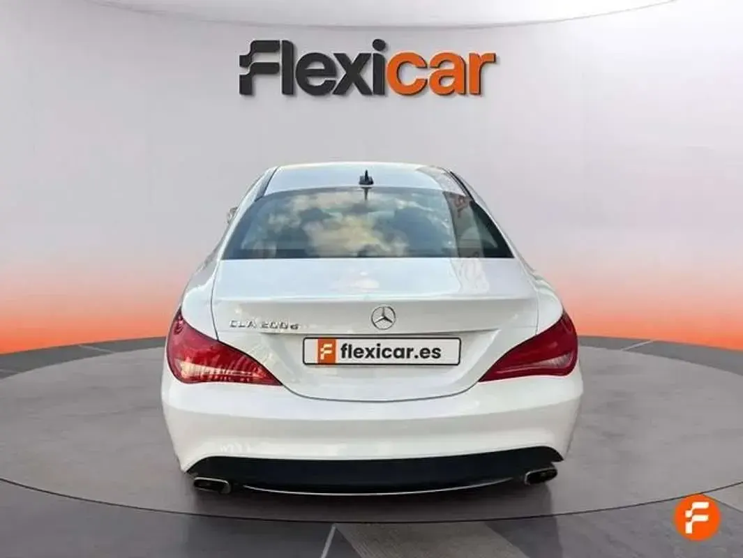 Usado Mercedes CLA200 136 CV (100 kW) 2016 Blanco Coupe