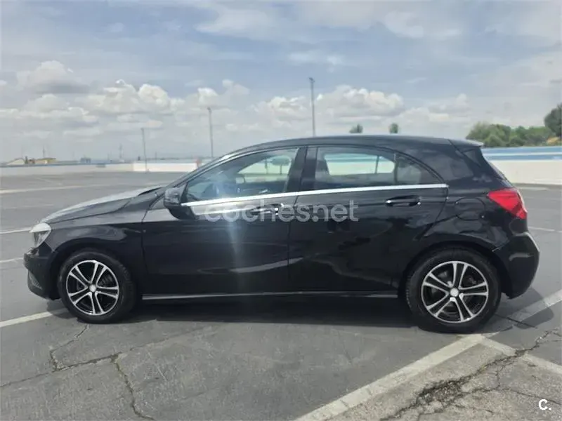Usado Mercedes A180 Urban 109 HP (80 kW) 2013 Preto Sedan