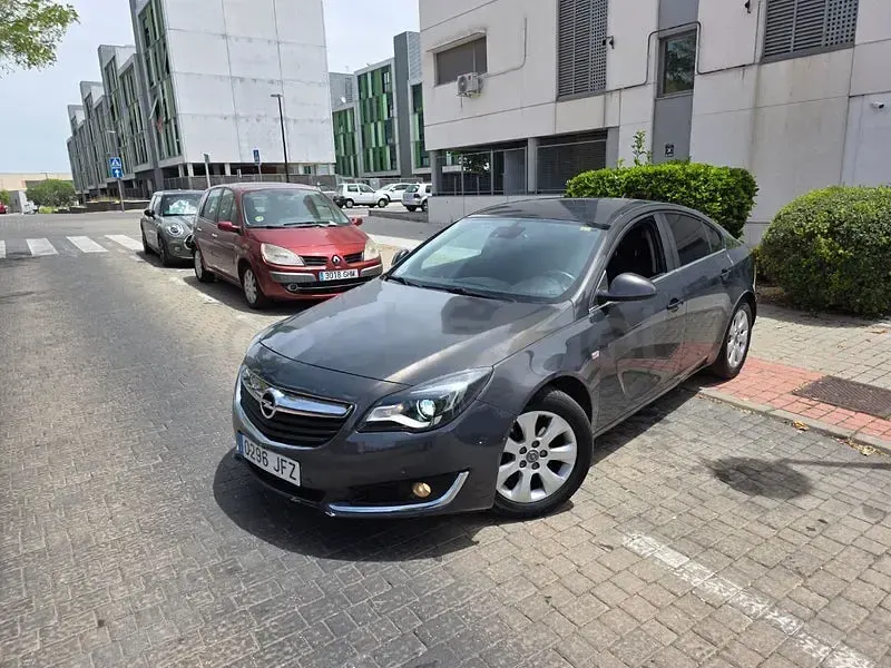 Usado Opel Insignia Selective 140 CV (102 kW) 2015 Gris / plata Berlina