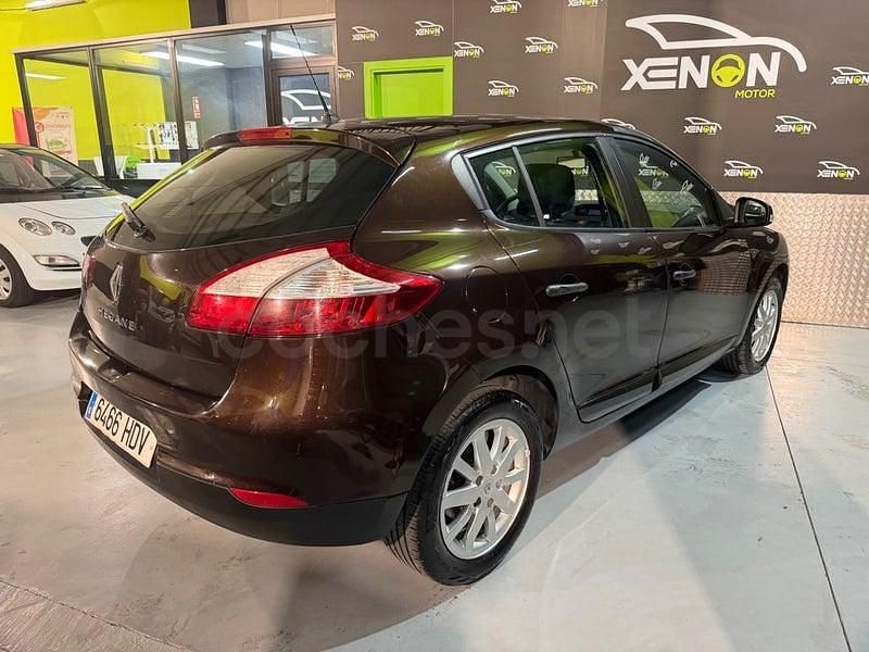 Usado Renault Mégane Authentique 100 CV (73 kW) 2011 Marrón Berlina