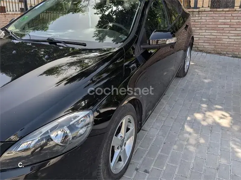 Usado Volvo V40 Momentum 120 CV (88 kW) 2016 Negro Berlina