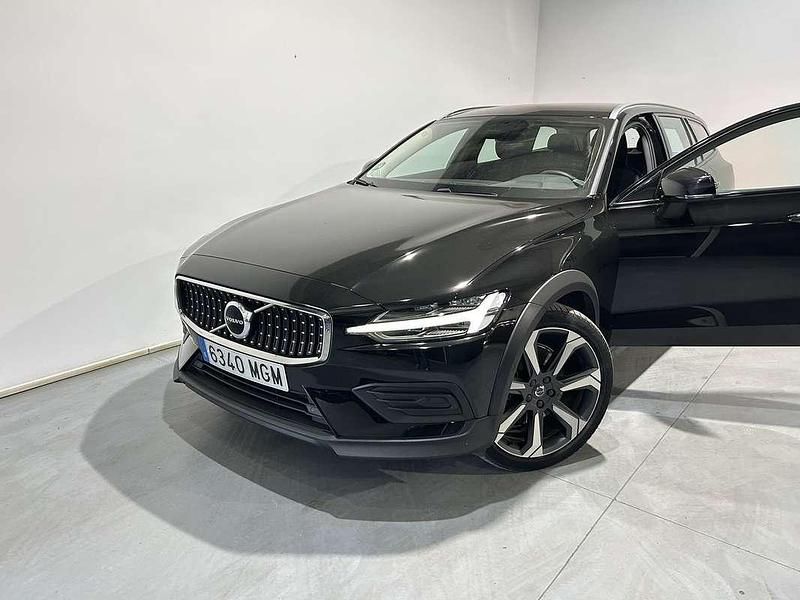 Usado Volvo V60 CC Core 197 CV (144 kW) 2023 Negro Familiar
