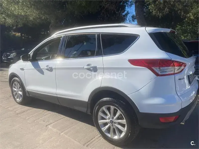 Usado Ford Kuga Titanium 150 CV (110 kW) 2015 Blanco SUV