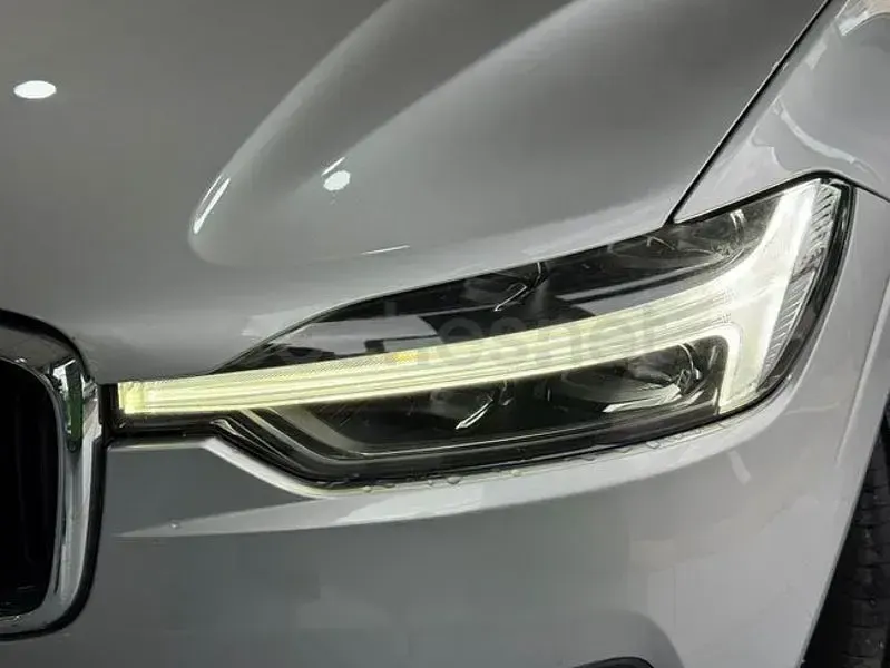 Usado Volvo XC60 Momentum 190 CV (139 kW) 2021 Gris / plata SUV