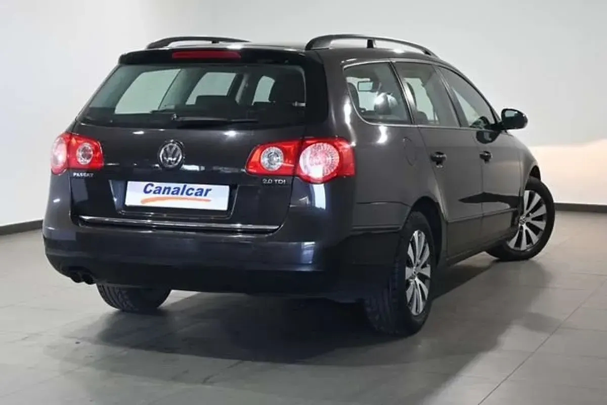 Usado VW Passat Edition 140 CV (102 kW) 2010 Marrón Familiar