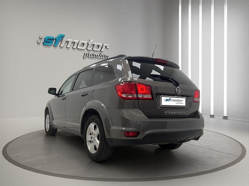 Usado Fiat Freemont Urban 140 CV (102 kW) 2011 Gris SUV