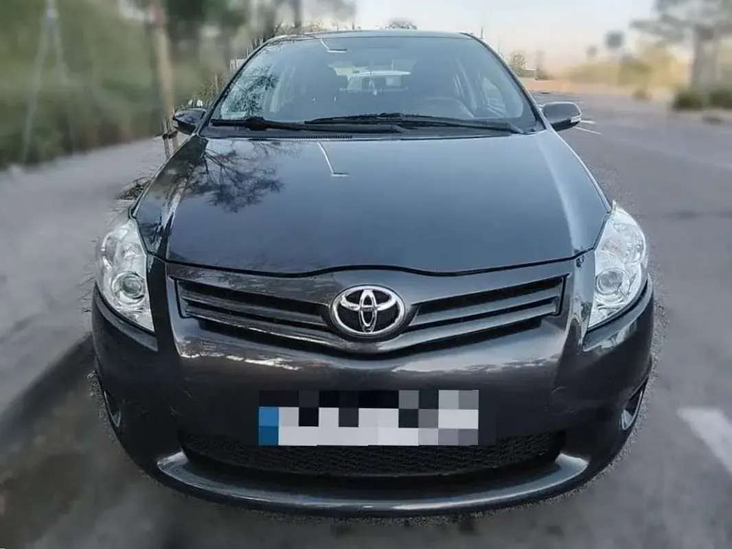 Usado Toyota Auris Active 90 CV (66 kW) 2011 Gris Utilitario