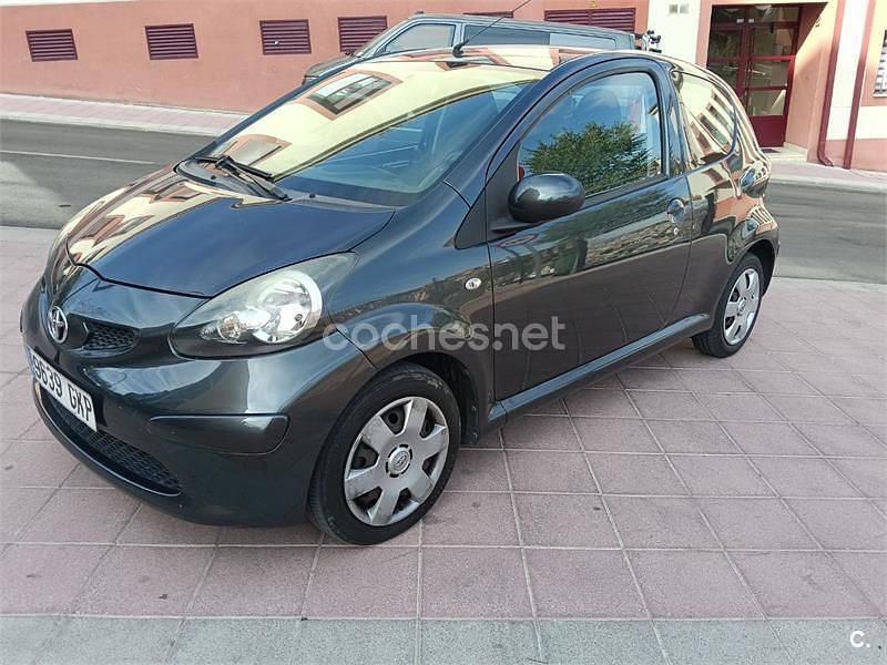 Usado Toyota Aygo 68 CV (50 kW) 2009 Gris / plata Utilitario