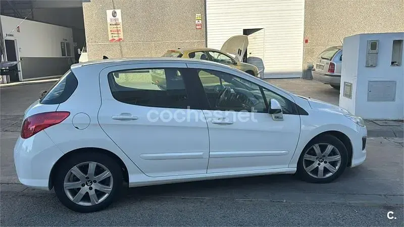 Usado Peugeot 308 Active 112 CV (82 kW) 2011 Blanco Berlina