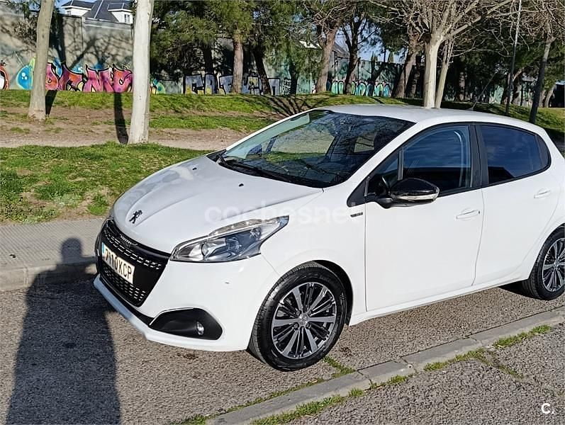 Usado Peugeot 208 Style 100 CV (73 kW) 2017 Blanco Utilitario