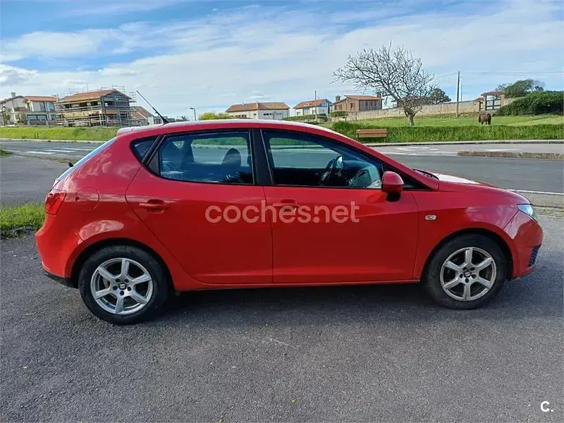 Usado Seat Ibiza SC Reference 70 CV (51 kW) 2011 Rojo Utilitario