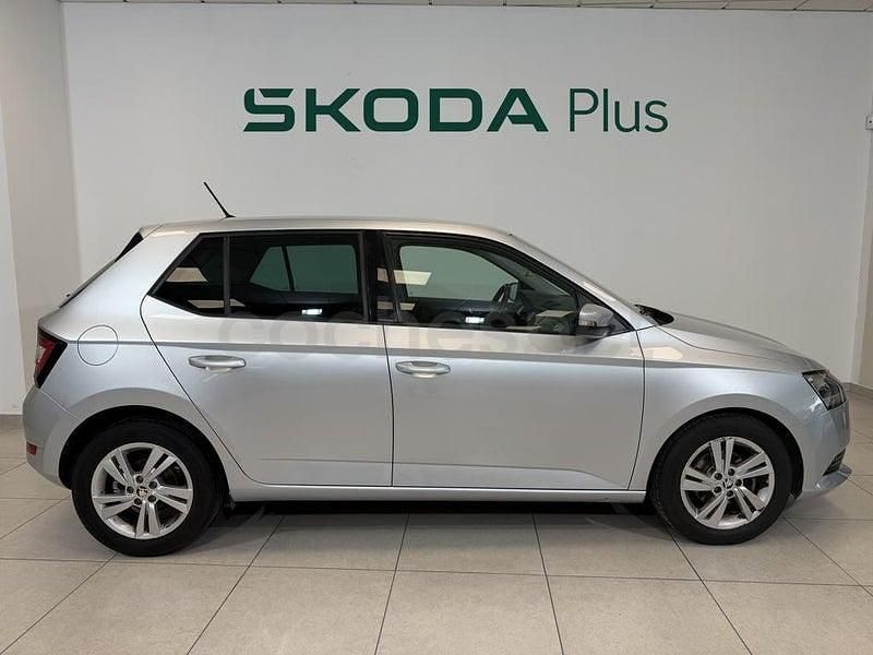 Usado Skoda Fabia Ambition 95 CV (69 kW) 2021 Gris / plata Berlina