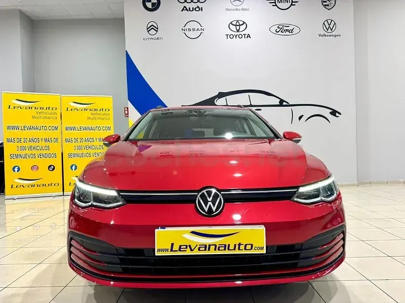 Usado VW Golf VIII Life 110 CV (80 kW) 2022 Granate Familiar