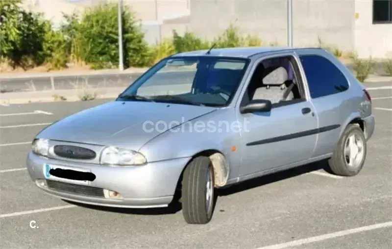 Usado Ford Fiesta 90 CV (66 kW) 1998 Gris / plata Utilitario