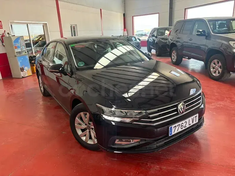 Usado VW Passat Business 122 CV (89 kW) 2022 Negro Familiar