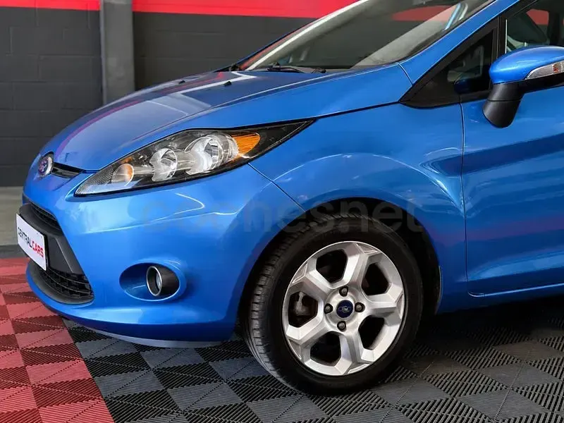 Usado Ford Fiesta Ambiente 68 CV (50 kW) 2009 Azul Berlina