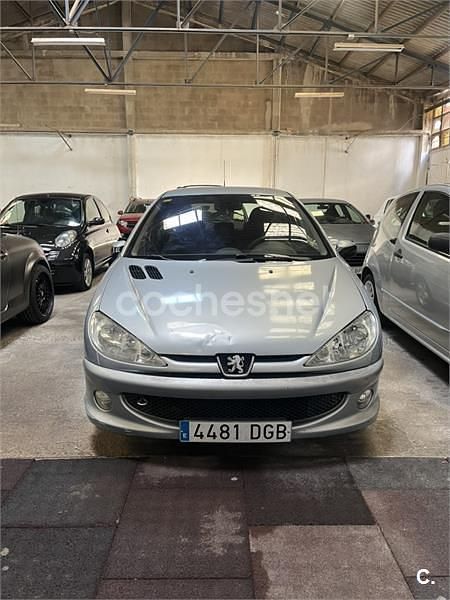 Usado Peugeot 206 70 CV (51 kW) 2005 Gris / plata Berlina