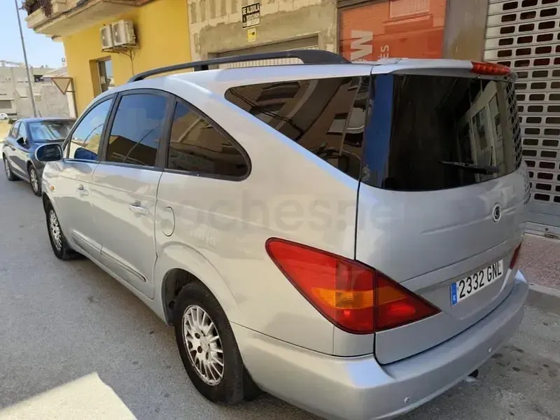 Usado SsangYong Rodius 165 CV (121 kW) 2009 Gris / plata Monovolumen