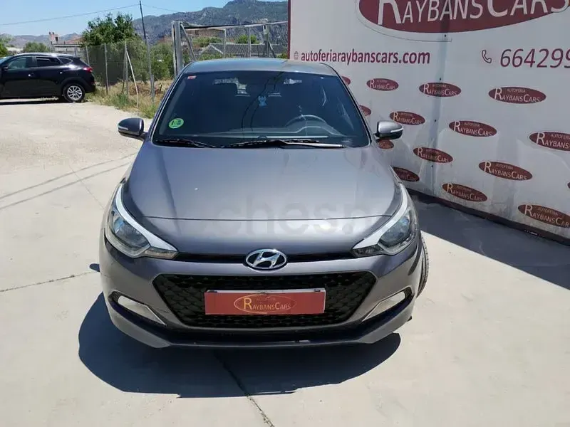 Usado Hyundai i20 75 CV (55 kW) 2017 Gris / plata Berlina