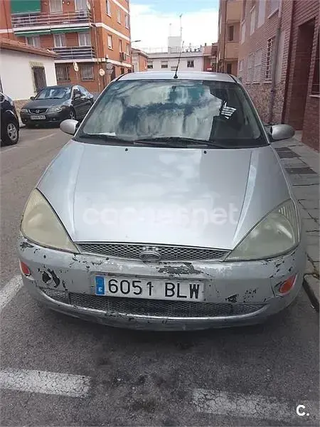 Usado Ford Focus Trend 100 CV (73 kW) 2001 Gris / plata Berlina